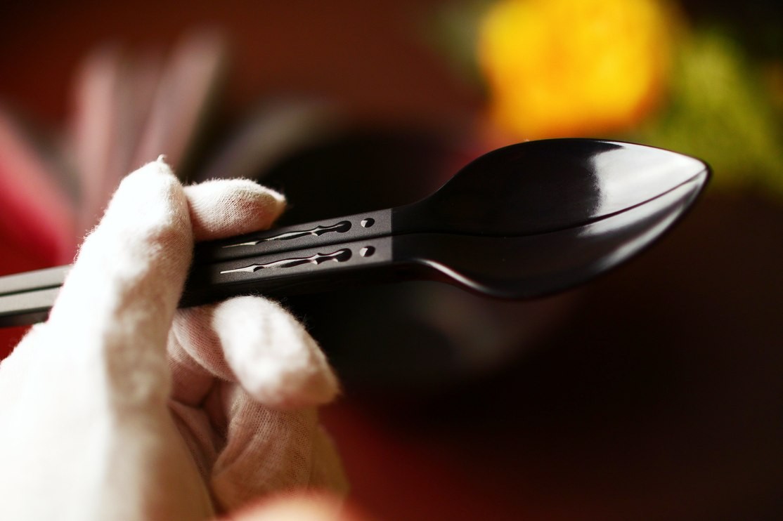 Holding the Mantis in spoon mode